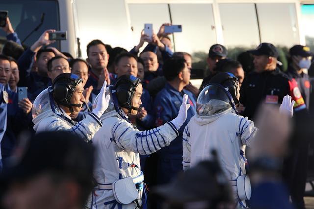 热闻|早餐吃“成功包”，车牌是“万无一失 圆满成功”……神舟十七号发射升空，看点满满