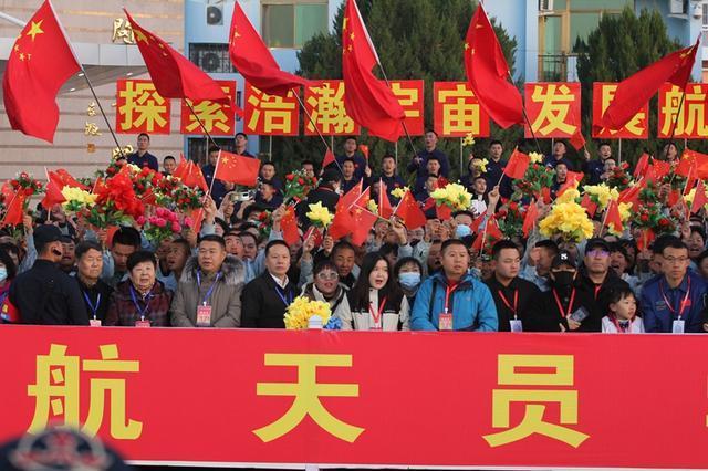 热闻|早餐吃“成功包”，车牌是“万无一失 圆满成功”……神舟十七号发射升空，看点满满