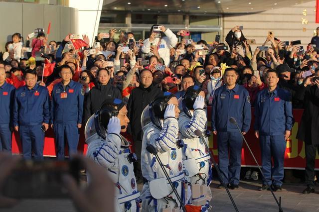 热闻|早餐吃“成功包”，车牌是“万无一失 圆满成功”……神舟十七号发射升空，看点满满