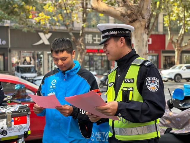 台儿庄交警大队走进外卖行业开展“一盔一带”交通安全宣传活动