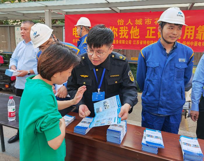 江苏省仪征市市场监管局真州分局走进小区守护电梯安全