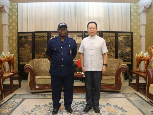 驻几内亚比绍大使郭策会见新任公共治安警察局局长马马杜
