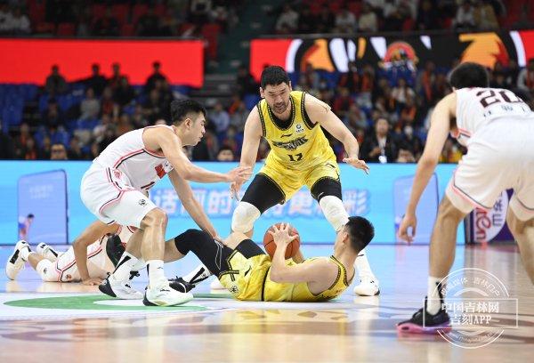 104－105 拉科塞维奇狂砍50分难救主 吉林东北虎队主场1分憾负广东队