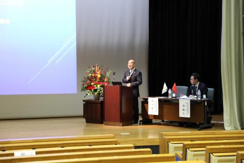 驻长崎总领事张大兴访问长崎县立大学并发表演讲