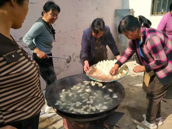 平山县北杏元村：重阳时节好风光 孝心饺子远飘香