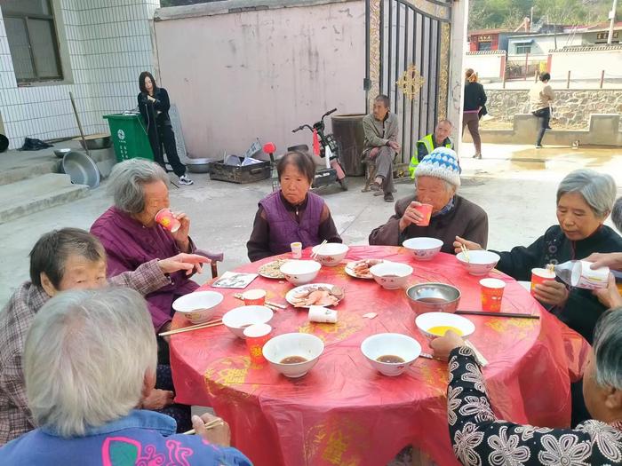 平山县北杏元村：重阳时节好风光 孝心饺子远飘香