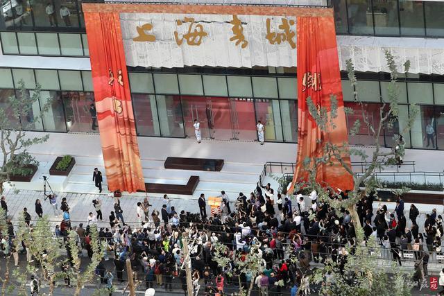 上海书城今开门迎客，读者如潮水般涌入