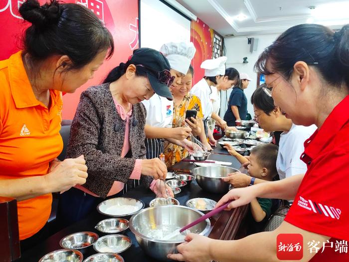 海口玉沙社区居民接受职业技能培训 学习面点制作技艺