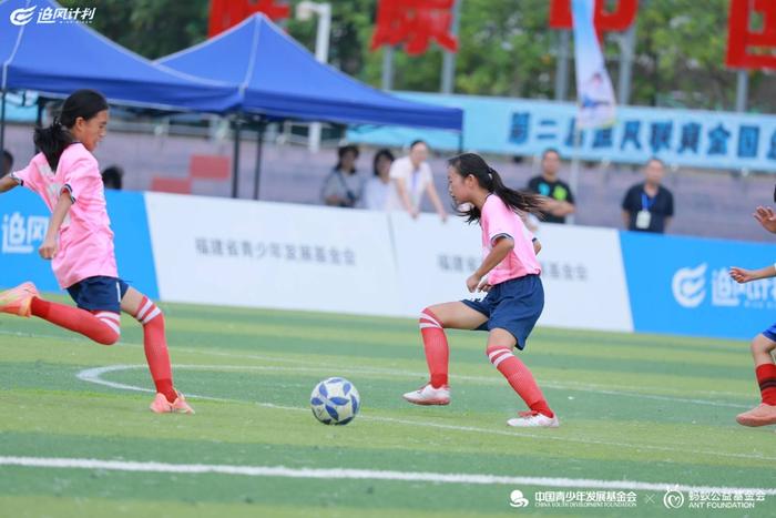 十岁女孩可以学足球吗初中,十岁女孩可以学足球吗初中生