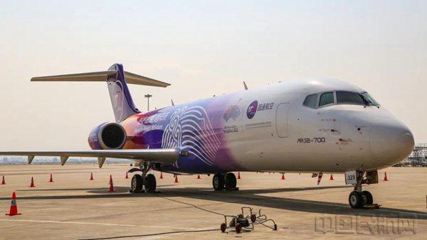 民航华东局向圆通货运航空颁发ARJ21客改货飞机单机适航证