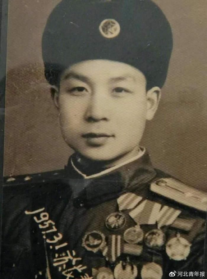 他15岁参军，在朝鲜战场荣立三等功，离休后享受副师级待遇