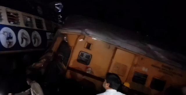 印度安得拉邦列车脱轨事故已造成6人死亡逾40人受伤
