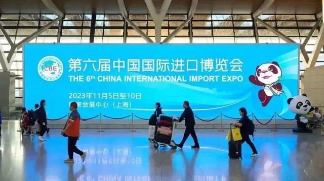 上海机场进博接待服务中心和服务专用柜台全面启用