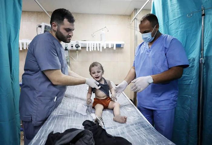 130多名医护人员，倒在加沙的血泊中