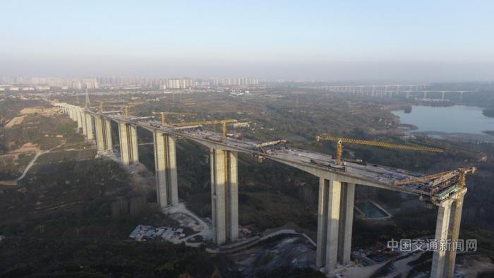中交二公院设计国内最大跨径预应力混凝土梁拱组合连续刚构公路桥合龙
