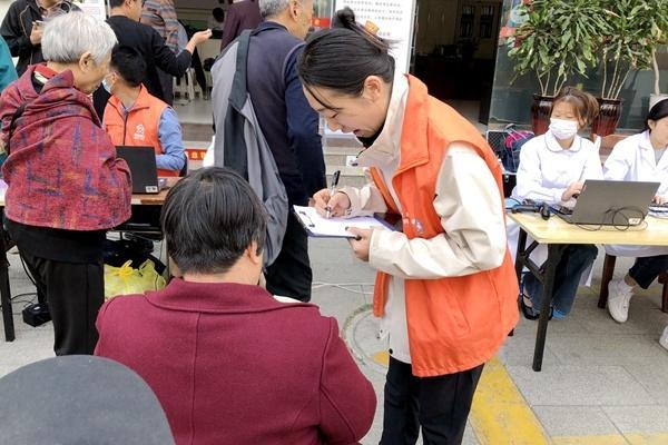 滕州市龙泉街道樱花苑社区开展老年人健康查体活动