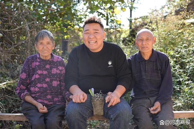 听到谢谢很幸福！河南女婿坚持两年每周给农村老人免费理发