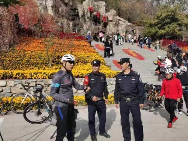 警探号丨北京房山坡峰岭成“网红”景区 警方为旅客开通沿途6000余个车位