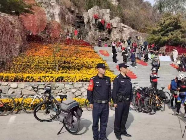 警探号丨北京房山坡峰岭成“网红”景区 警方为旅客开通沿途6000余个车位