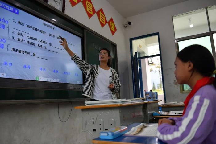 为了老家的教师编离开上海，我后悔了