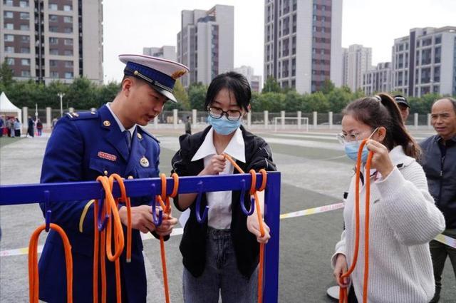 试穿战斗服、学极速打绳结 北京丰台“119”消防宣传月启动