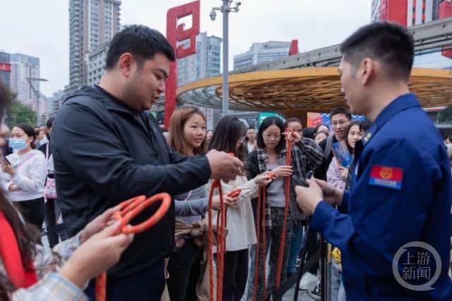 灭火器怎么用？救生绳结怎么打？消防“蓝朋友”现场教学