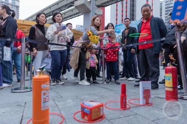 灭火器怎么用？救生绳结怎么打？消防“蓝朋友”现场教学