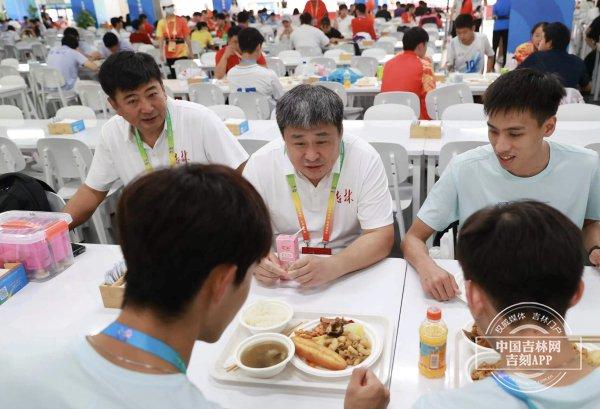 吉林省代表团领导看望慰问学青会（校园组）运动员、教练员