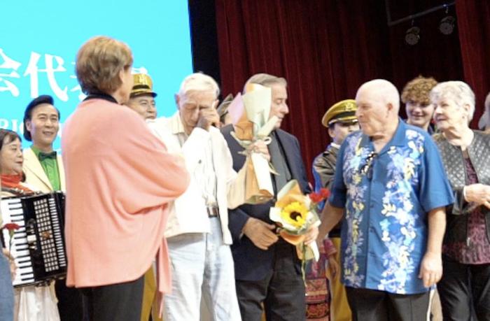 Flying Tigers veteran moved to tears during visit to Kunming Foreign Language School