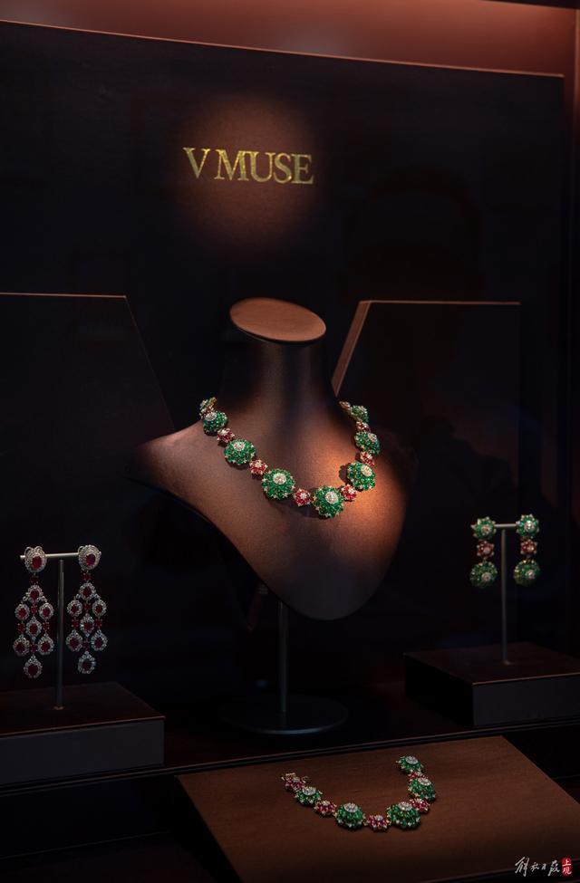 棋盘格间，中国珠宝品牌再度亮相进博会，展示传世珠宝作品