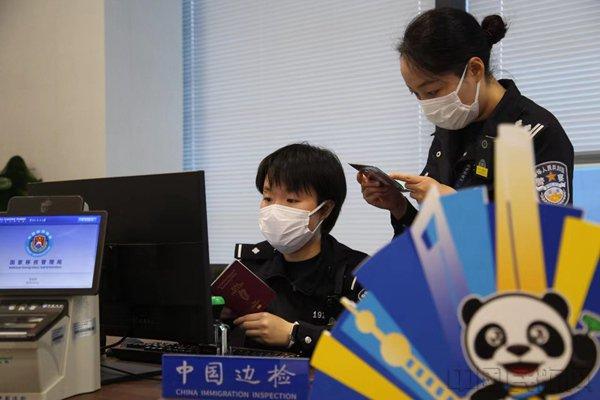 上海机场边检百人外语志愿服务队：精通13语种 服务6届进博