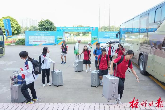 学青会（校园组）足球大学女子组比赛开赛在即 12支球队陆续抵达梧州体训基地