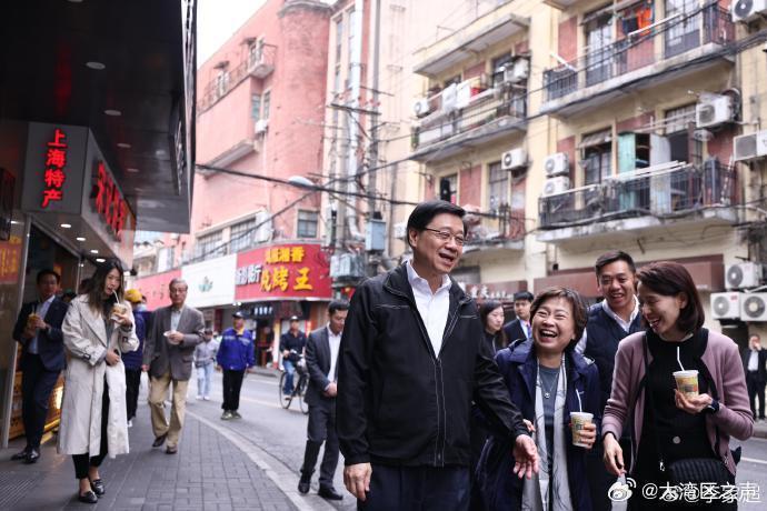 李家超品尝上海早餐，称赞“每一味都分量十足，很有老上海的味道”