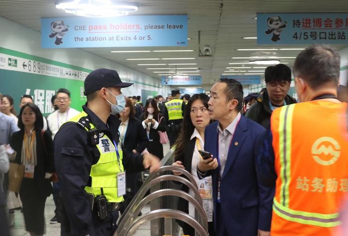 进博会首个观展高峰日：地铁出口“分时开放”，新增4条验证通道，效果如何？