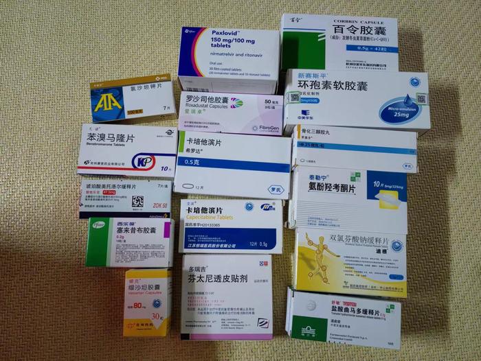 ↑廖华(化名)在病友药转群发了父母去世留下的药品的照片,表示想转让这些药品。图据澎湃新闻