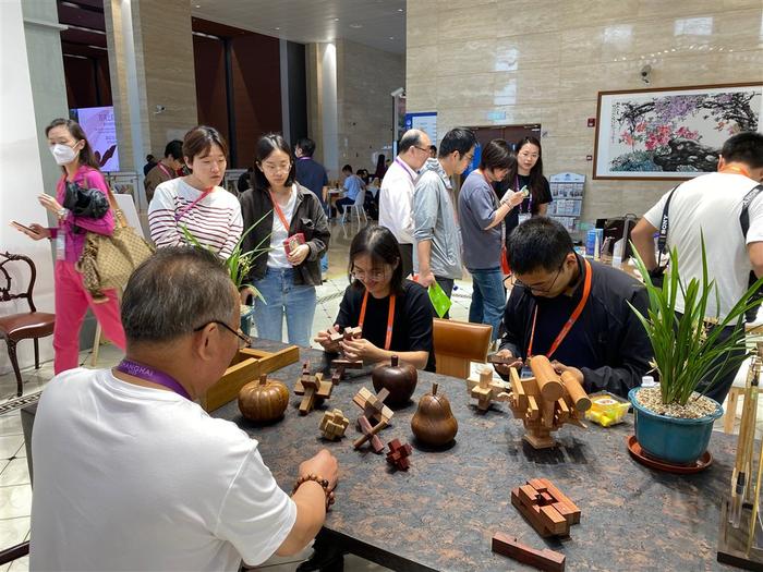 品江南茶事、拼拆鲁班锁  在进博会“上海非遗客厅”遇见雅致生活