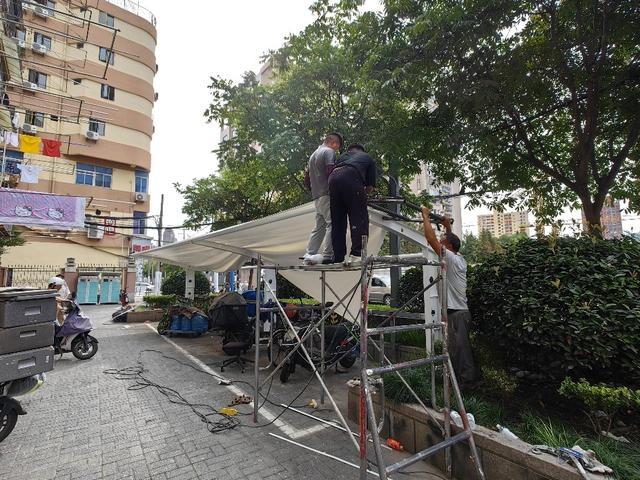 安全充电、不再日晒雨淋，这里新建的电动车雨棚解民忧