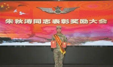 为夺刀斗歹徒的中士召开表彰奖励大会——一个士兵的荣光 一支部队的传承