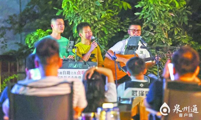 一些夜市还有驻唱歌手献演(庄丽祥 摄)