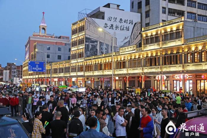 今年“五一”期间,石狮八卦街新华路夜市人气很火爆。(陈小阳 摄)