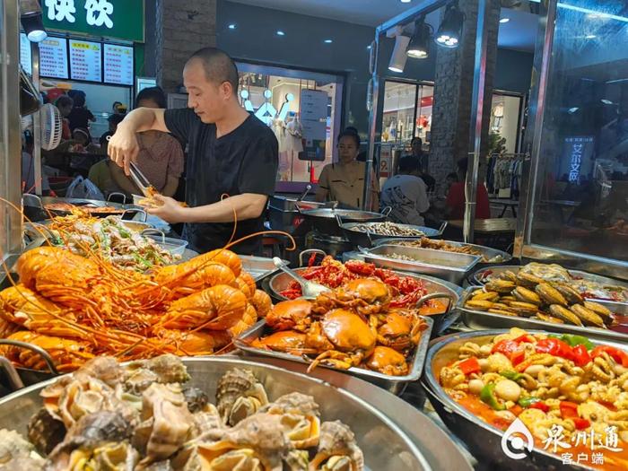 青阳阳光夜市的海鲜排档十分吸睛