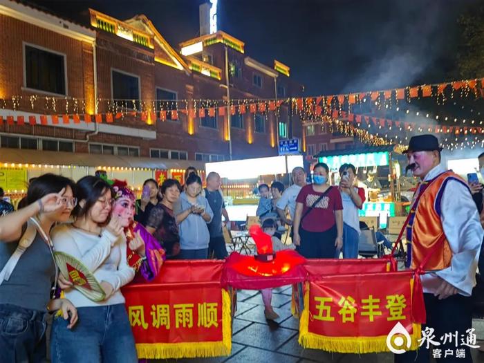 西街大尾夜市,周五周六有火鼎公婆表演,吸引很多市民和游客。
