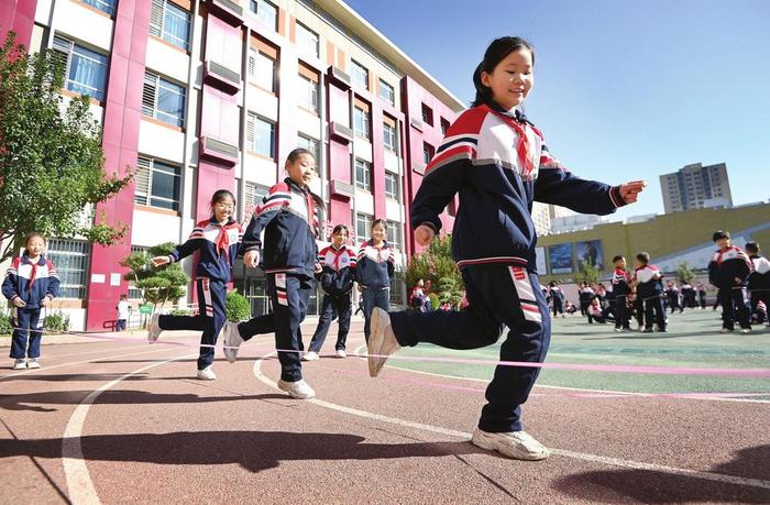 邯山区实验中学小学部的学生在课间跳皮筋儿