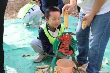 体验农耕之乐 北青报教育圆桌—芸山农业研究基地小记者站揭牌