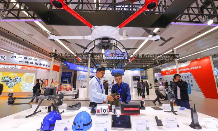 第一届中国测绘地理信息技术暨北斗应用博览会举行