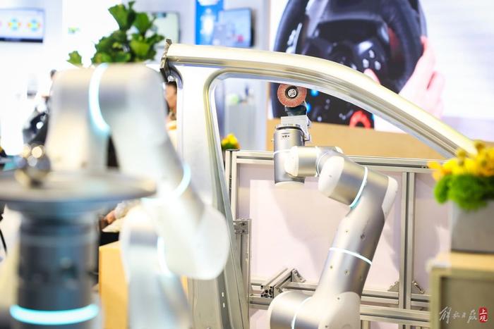 自适应机器人正悄悄服务于进博各展台，用户看中其“柔性”、“灵巧”的特点