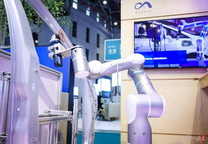 自适应机器人正悄悄服务于进博各展台，用户看中其“柔性”、“灵巧”的特点