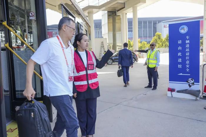 凭证免费乘车，区间延伸线直达停车场……乘坐71路和121路让你快速抵离进博展馆