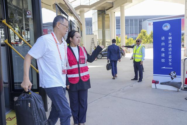 凭证免费乘车，区间延伸线直达停车场……进博会乘坐71路和121路让你快速进馆离馆