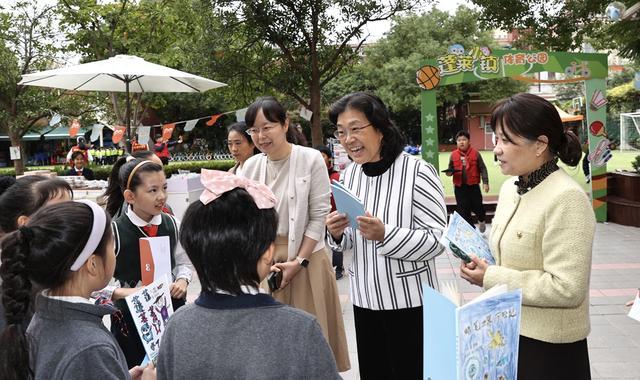 黄浦首个设在学校的人大代表联络站，在“蓬莱小镇”揭牌